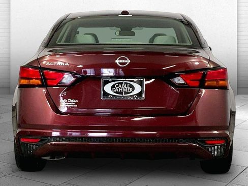 Used 2025 Nissan Altima 2.5 SV image 3