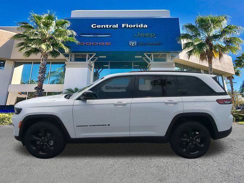 Certified 2025 Jeep Grand Cherokee Limited w/ Black Appearance Package RWD image 8