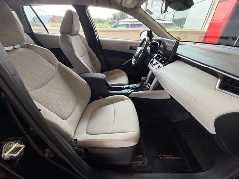 Used 2023 Toyota Corolla Cross LE AWD/4WD image 39