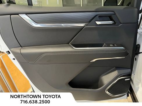 Used 2024 GMC Acadia Elevation image 16