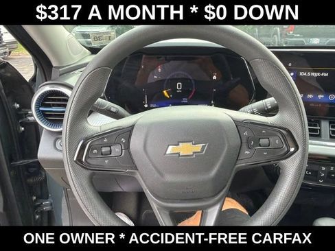 Used 2025 Chevrolet Trax LT FWD image 18