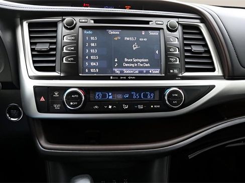 Used 2018 Toyota Highlander XLE image 24