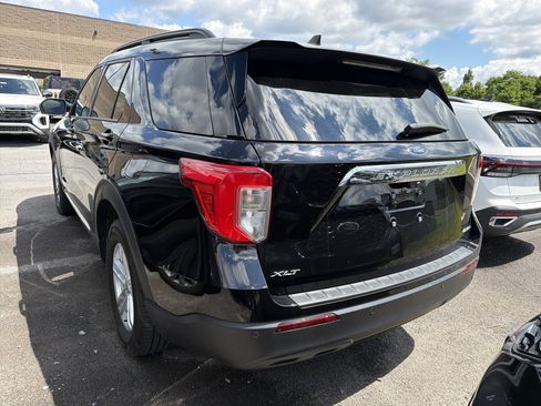 Used 2023 Ford Explorer XLT AWD/4WD image 5