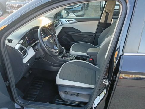 Used 2025 Volkswagen Taos SE AWD/4WD image 4
