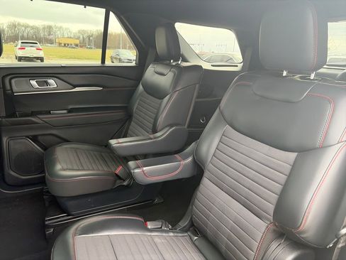 Used 2025 Ford Explorer ST-Line w/ Premium Package image 34