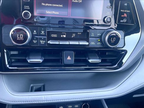 Used 2022 Toyota Highlander LE FWD image 28