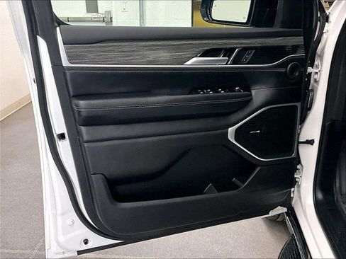 Used 2024 Jeep Wagoneer L Series III w/ Flexible Seating Group AWD/4WD image 9