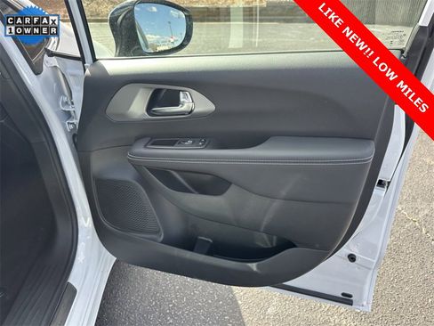 Used 2025 Chrysler Pacifica Select image 14