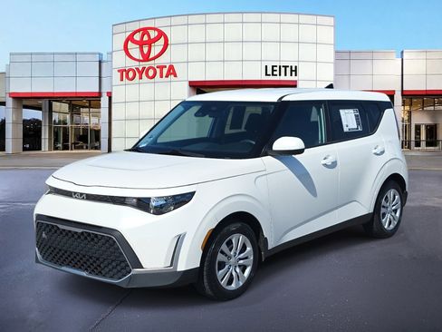 Used 2023 Kia Soul LX image 1