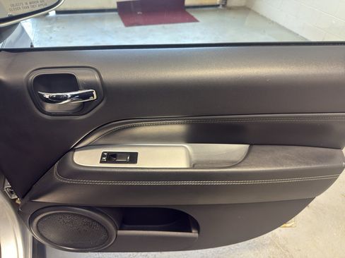 Used 2014 Jeep Compass Latitude w/ Sun/Sound Group image 21