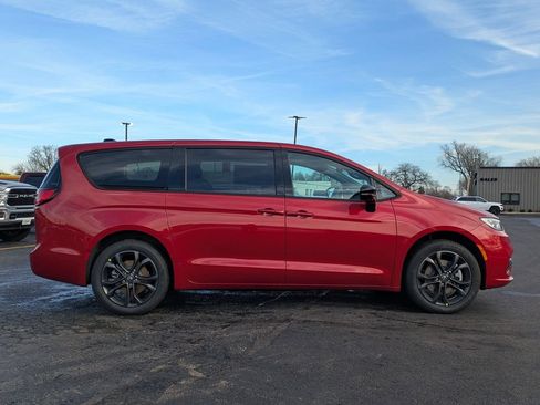 New 2026 Chrysler Pacifica Select AWD/4WD image 8