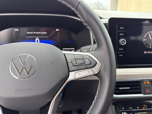 New 2025 Volkswagen Taos SE image 15