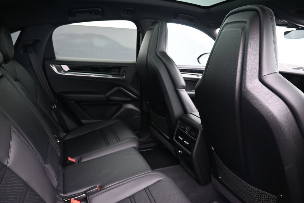 Certified 2024 Porsche Cayenne S AWD/4WD image 7