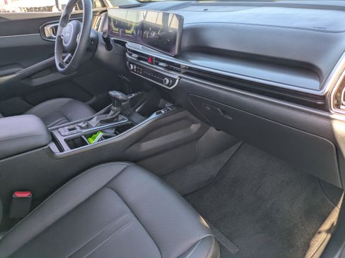 Certified 2025 Kia Sorento S w/ Panoramic Sunroof Package image 13