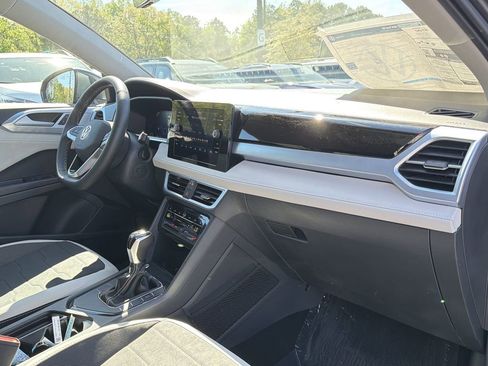 New 2026 Volkswagen Taos SE FWD image 18
