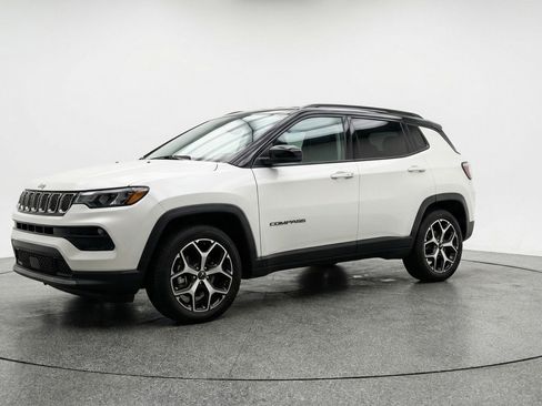 Used 2025 Jeep Compass Limited image 3