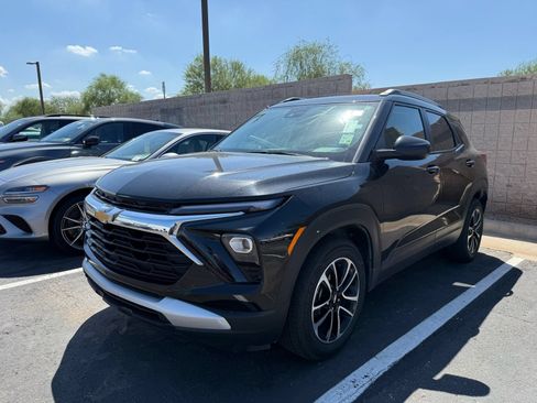 Used 2025 Chevrolet TrailBlazer LT FWD image 2