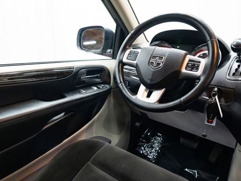 Used 2016 Dodge Grand Caravan American Value Package w/ UConnect Hands-Free Group FWD image 11