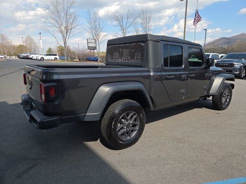Used 2023 Jeep Gladiator Sport w/ Off Road Group AWD/4WD image 4