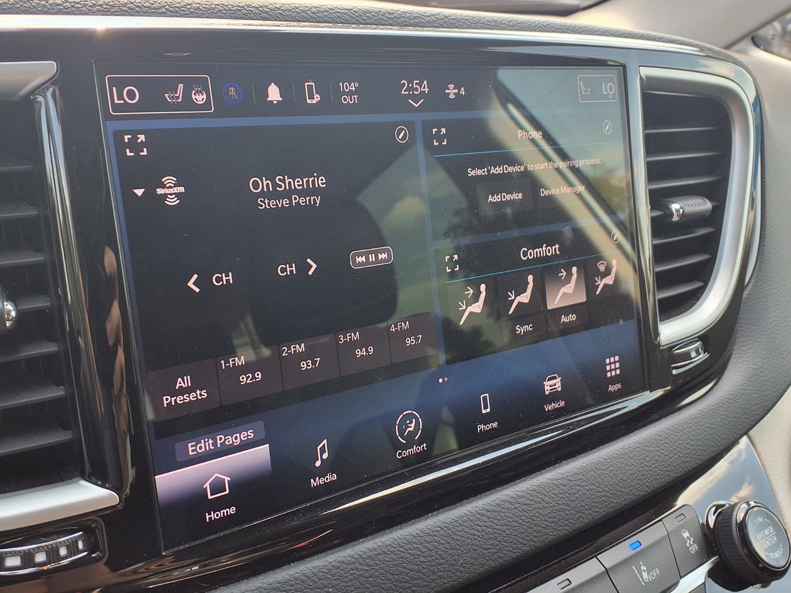 Used 2024 Chrysler Pacifica Touring-L FWD image 4