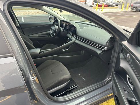 Used 2023 Hyundai Elantra SEL w/ Convenience Package image 17