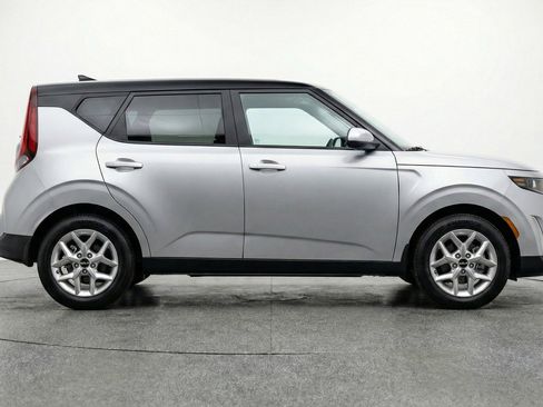 Used 2025 Kia Soul LX w/ LX Technology Package FWD image 9