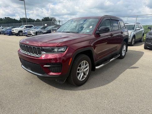 Used 2023 Jeep Grand Cherokee Laredo X AWD/4WD image 2