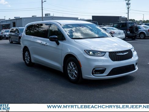 New 2025 Chrysler Pacifica Select w/ Uconnect Theater Family Group image 8