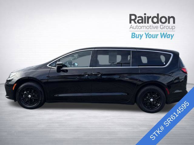 Used 2025 Chrysler Pacifica Select FWD image 4