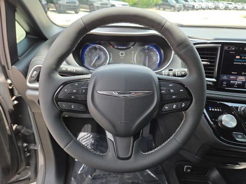 Used 2023 Chrysler Pacifica Touring-L w/ S Appearance Package AWD/4WD image 34