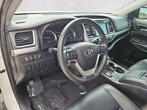 Used 2019 Toyota Highlander XLE AWD/4WD image 10