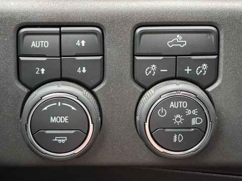 Used 2025 Chevrolet Silverado 1500 LT Trail Boss w/ Convenience Package II AWD/4WD image 23