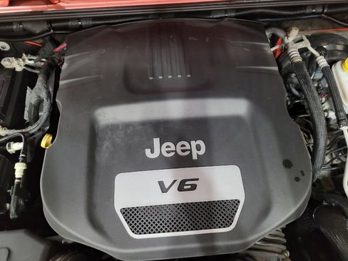 Used 2015 Jeep Wrangler Unlimited Sahara AWD/4WD image 30