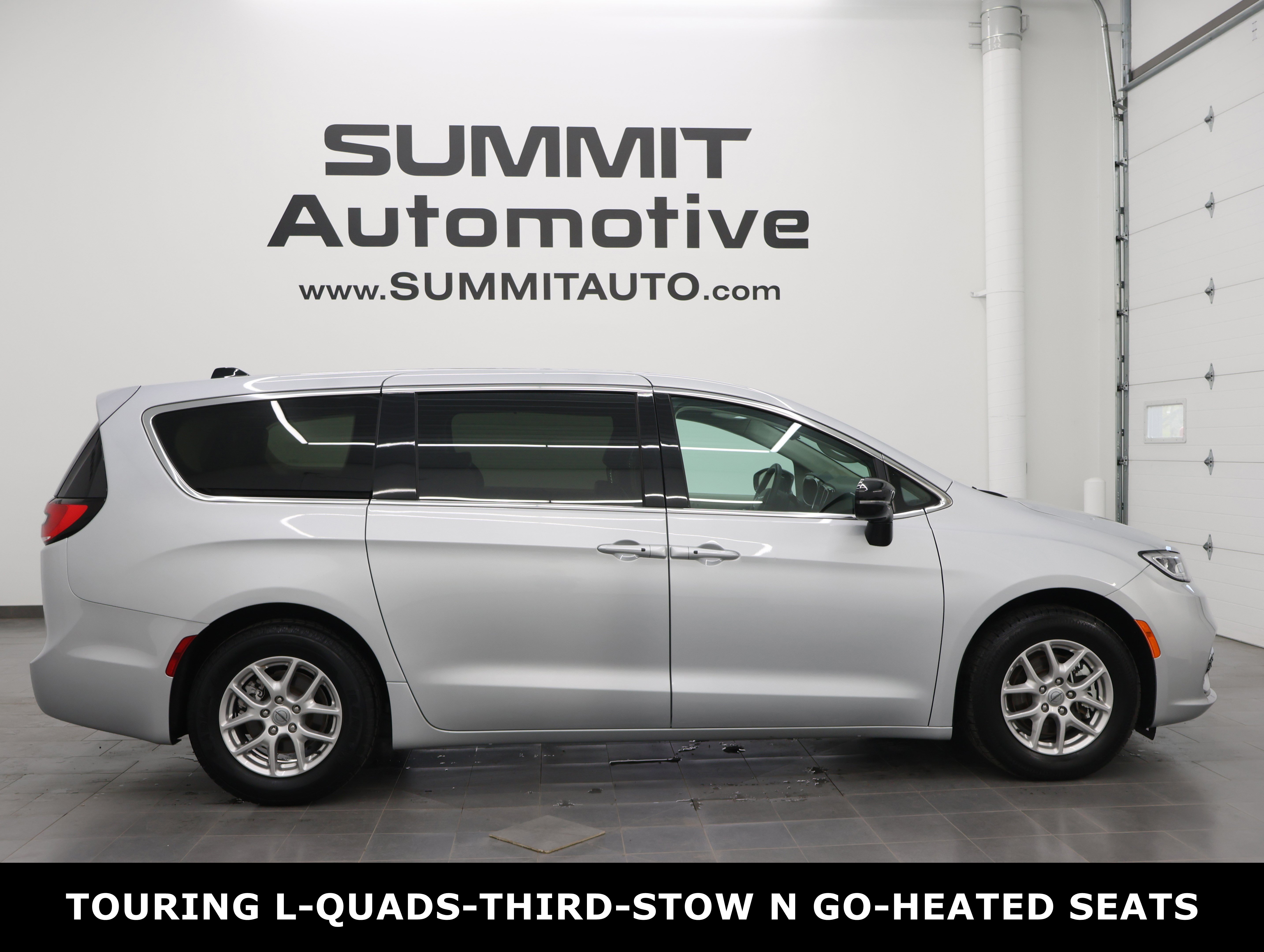 Used 2024 Chrysler Pacifica Touring-L FWD image 1