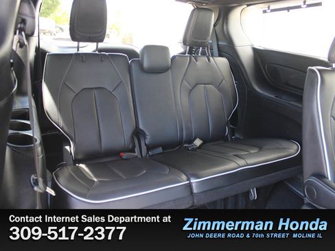 Used 2025 Chrysler Pacifica Limited FWD image 8