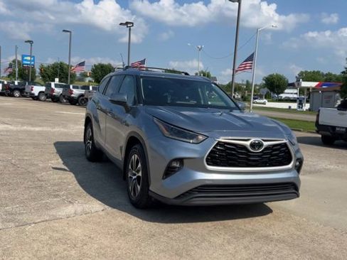 Used 2021 Toyota Highlander XLE AWD/4WD image 3