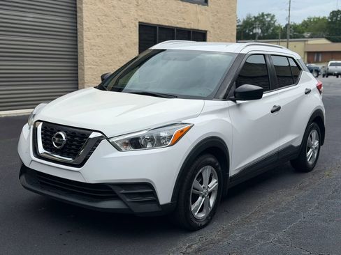 Used 2019 Nissan Kicks S FWD image 3