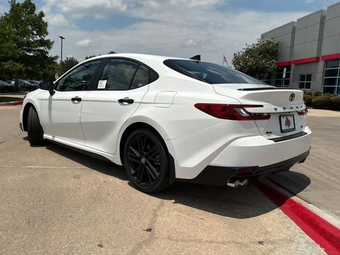 New 2026 Toyota Camry Hybrid FWD image 7