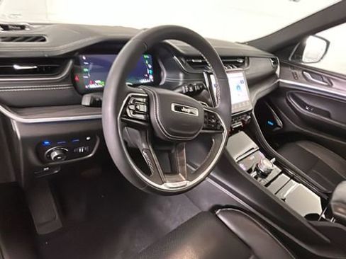 Used 2022 Jeep Grand Cherokee Overland w/ Luxury Tech Group IV AWD/4WD image 15