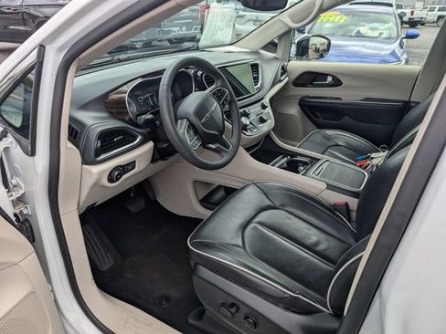 Used 2023 Chrysler Pacifica Limited FWD image 10