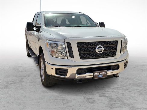 Used 2019 Nissan Titan SV w/ SV Convenience Package image 2