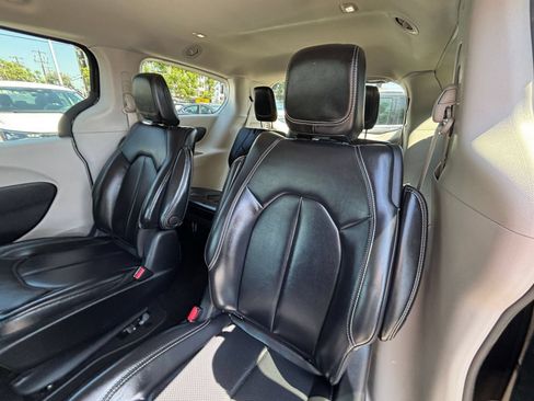 Used 2023 Chrysler Pacifica Touring-L FWD image 35
