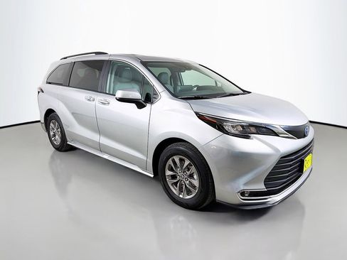 Used 2024 Toyota Sienna XLE FWD image 4
