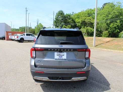 Used 2025 Ford Explorer Active w/ Active Comfort Package RWD image 8