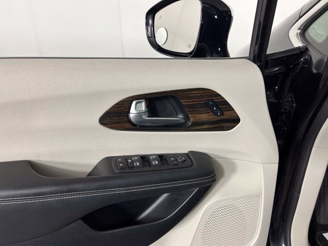 Used 2023 Chrysler Pacifica Limited AWD/4WD image 16