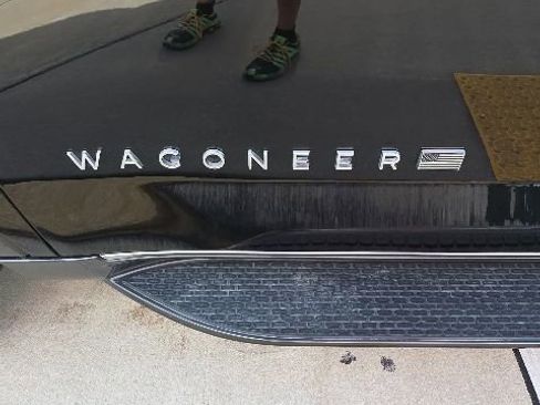 Used 2022 Jeep Wagoneer Series III RWD image 11