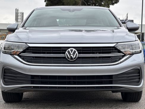 Used 2024 Volkswagen Jetta SE FWD image 9