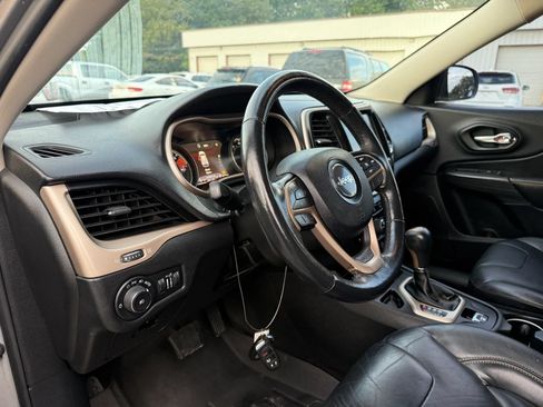 Used 2017 Jeep Cherokee Limited FWD image 17