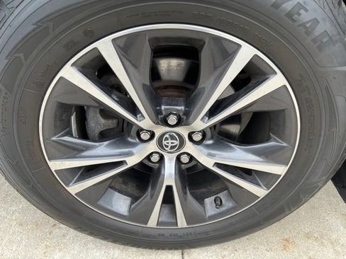 Used 2019 Toyota Highlander LE AWD/4WD image 9