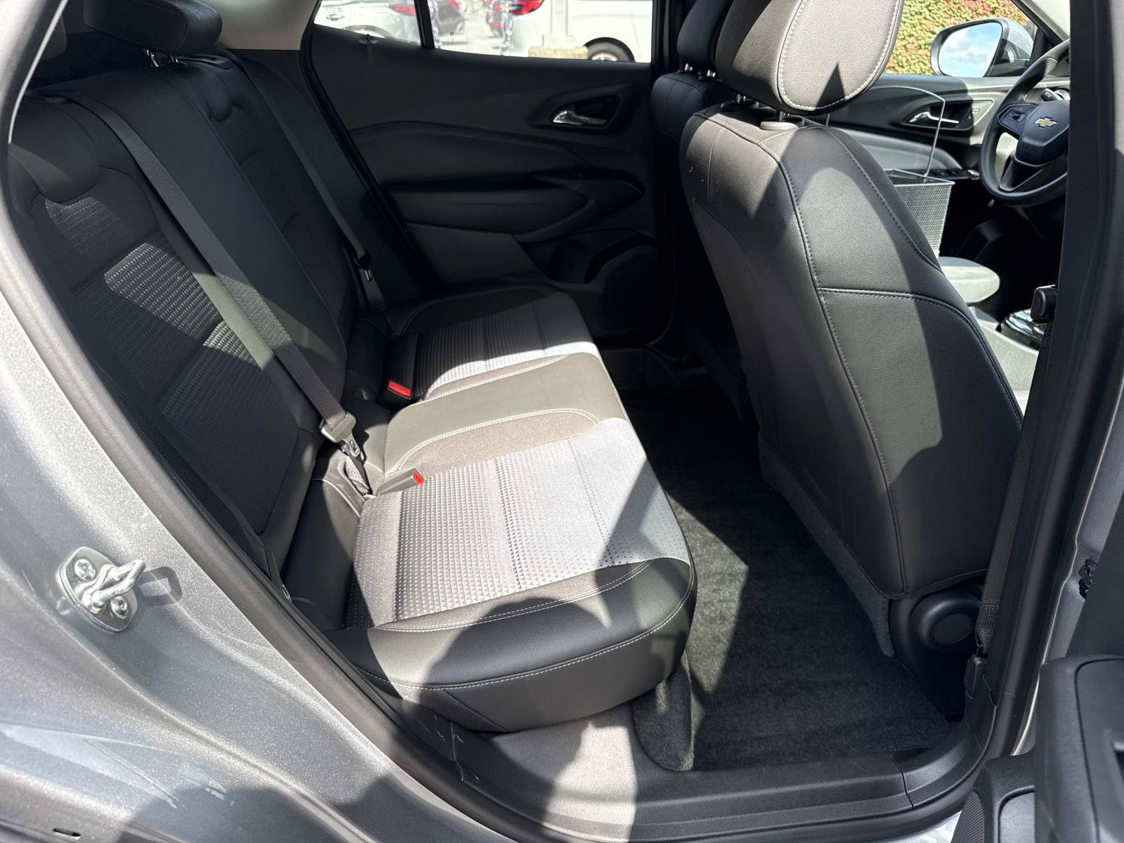 Used 2025 Chevrolet Trax LT FWD image 26